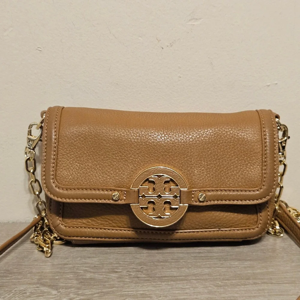 Tory Burch Amanda Tan Pebbled Leather Crossbody Bag Clutch Gold Logo